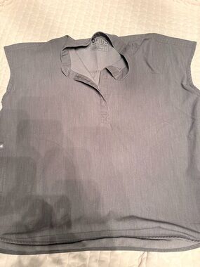 2 FIGS women’s Rafaela Short Sleeve Shirt in  Gray